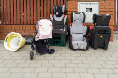 Eski Çocuk Arabası Koltukları ve Bebek Arabası Koleksiyonu Bekliyor
