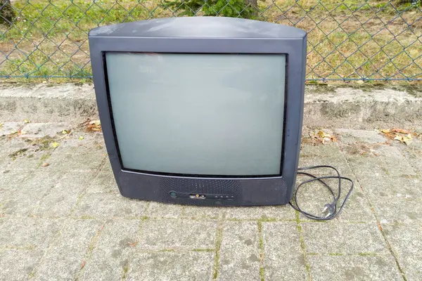 Eski CRT Televizyonu Kaldırıma Yerleştirildi