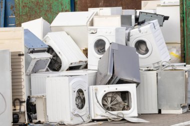 E- atık imhası için atılan ev aletleri yığını