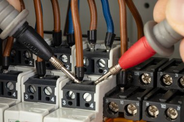 Bir uçbirim bloğunda sondalarla elektrik bağlantıları test ediliyor