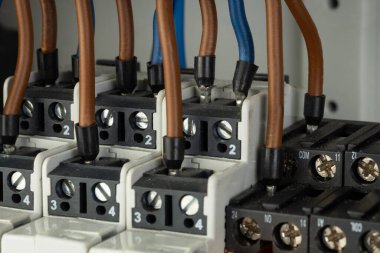 Bağlı kablolarla elektrik terminali bloklarını kapat