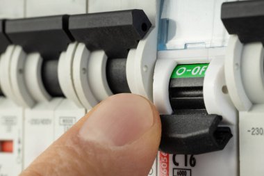 Şalter panelinde el çevirme elektrik anahtarı
