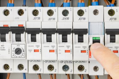Elektrik kontrol panelinde parmak kırıcıya bas