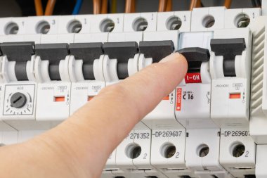 Elektrik panelinde sondalar ile devreleri test etmek