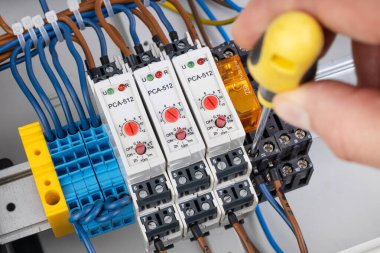Elektrikçi Zamanlayıcı Rölesini Kontrol Paneline Ayarlıyor