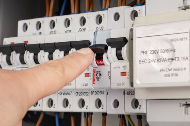 Elektrik Panelindeki Devre Kesiciyi Elle Kapatma