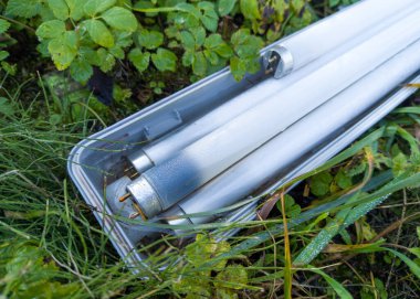 Çimen atığı öğütücüsünde eski floresan tüpleri