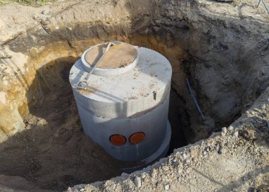Kazı alanında somut rögar deliği kurulumu