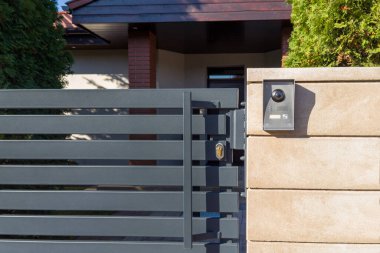 Güvenlik dahili iletişim sistemine sahip modern kapı