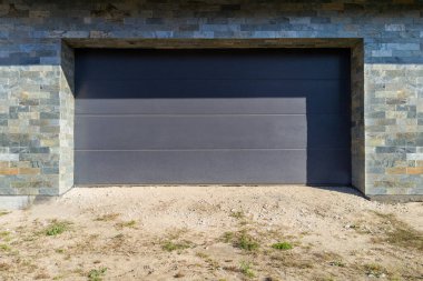 Taş Duvarlı Modern Garaj Kapısı