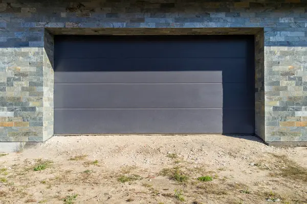 Taş Duvarlı Modern Garaj Kapısı