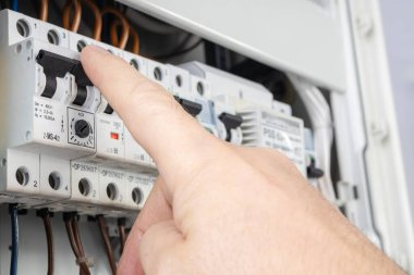 El Çalışan Elektrik Devre Şalteri