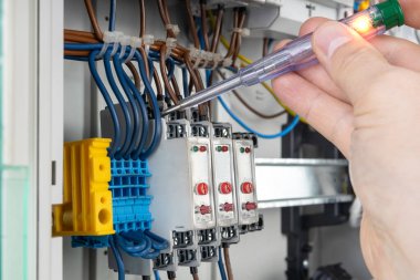 Elektrik Bağlantıları Üzerinde El Kullanımı Voltaj Testi