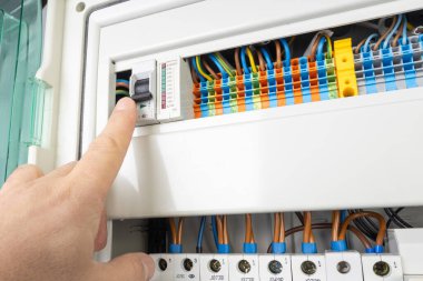 El Çalışan Elektrik Devre Kesicisi Kontrol Panelinde