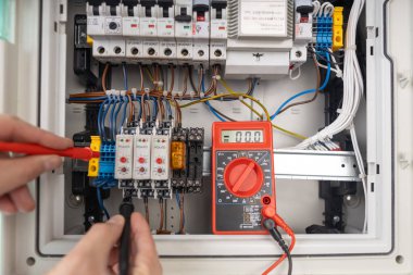 Teknik Test Elektrik Devre Tahtası Multimetre ile
