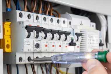 Elektrikçi Voltaj Test Cihazı ile Devre Kesicileri