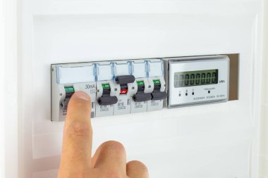 Modern Elektrik Paneli Devre Kesicisi El Değiştiriliyor