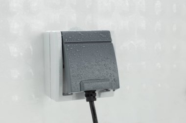 Su Damlacıklı Açık Hava Elektrik Soketi