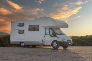 Günbatımında Kamp Minibüsü Manzarası