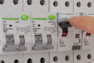 Elektrik Panelinde Devre Kesicisi Değiştiriliyor