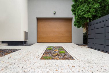 Ahşap Panelli Modern Garaj Kapısı