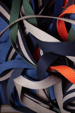 Çok renkli tekstil şeritleri. Dikey çekim