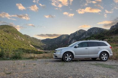 Blue Sky ile Dağ Manzarasında Gümüş SUV