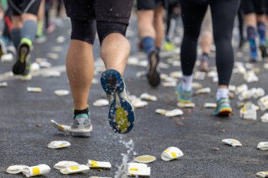 Koşucular Maraton Rotasında Plastik Kupa Bırakıyor