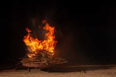Şenlik Ateşi Gece Yanan Parlak