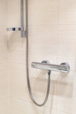 Döşeme Duvarındaki Modern Krom Duş Sabitleme