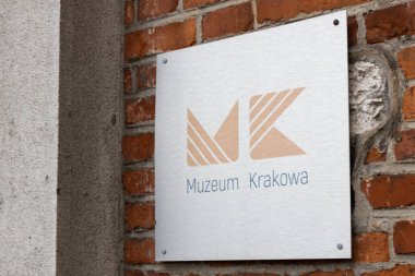 Krakow, Polonya. 8 Aralık 2024: Duvarda Muzeum Krakowa logosu