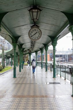 Krakow, Polonya. 9 Aralık 2024: Krakow 'da antika saatli yeşil platform