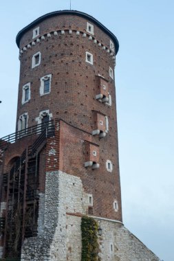 Krakow, Polonya. 8 Aralık 2024: Krakow 'daki Kraliyet Wawel Kalesi' nin Savunma Kulesi