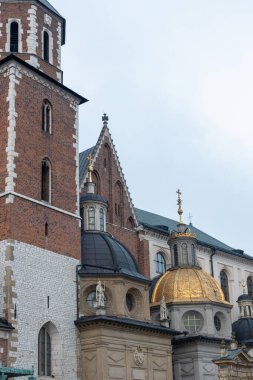 Krakow, Polonya. 8 Aralık 2024: Krakow 'daki Wawel Katedrali' nin mimarisi