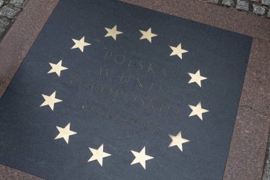 Krakow, Polonya. 8 Aralık 2024: Krakow Pazar Meydanı 'ndaki AB plaketi