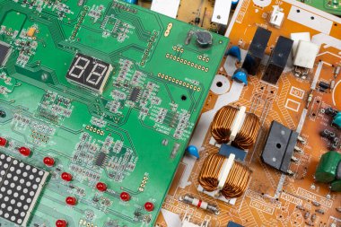 Elektronik Bileşenlerle Yeşil ve Turuncu Devre Tahtalarının Kapanışı