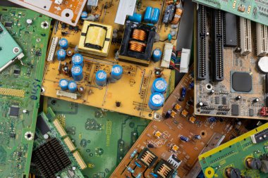 Devre Tahtaları ile Elektronik Atık İmha ve Geri Dönüşüm Konsepti