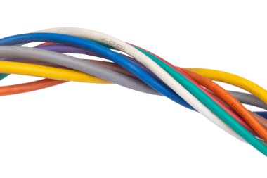 Çok renkli elektrik kabloları izole edilmiş..