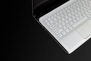 Siyah Arkaplanda Minimalist Beyaz Laptop Klavyesi