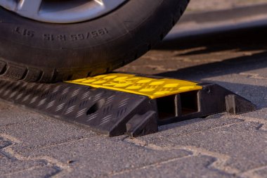 Kablo Koruyuculu Otomobil Tekerleği