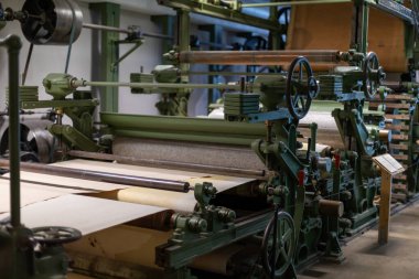 Oslo, Norveç 1 Mayıs 2022: Bilim ve Teknoloji Müzesinde Tarihi Kağıt Makinesi Sergisi