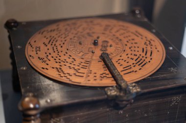 Oslo, Norveç 1 Mayıs 2022: Bilim ve Teknoloji Müzesinde Antik Müzik Diski Sergisi