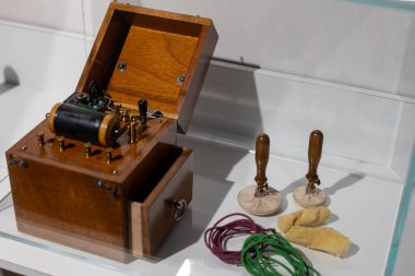 Oslo, Norveç 1 Mayıs 2022: Antika Elektromanyetik Terapi Cihazı Ekran