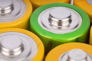 Arka arkaya renkli AA pilleri kapat