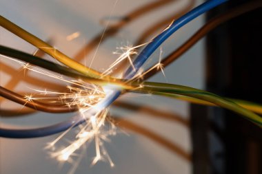 Kısa Devrede Elektrik Kabloları