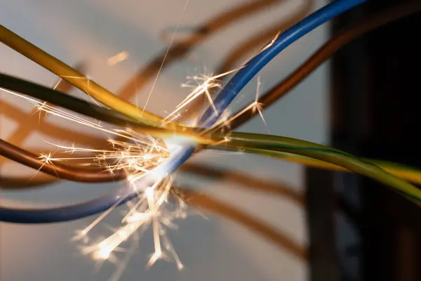 Kısa Devrede Elektrik Kabloları