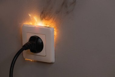Elektrik Kısa Devresi Kıvılcım ve Ateşe neden oluyor