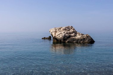 Sakin Deniz 'de Yalnız Kaya oluşumu