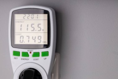 Güç Tüketimini Gösteren Dijital Enerji Ölçer