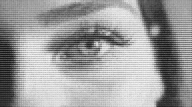 Yarım tonda hareket eden bir kadının gözünün yakın çekimi